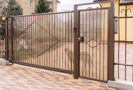 Купить ворота из профлиста с элементами ковки, с металлическими столбами в рамке или под дерево в Тихорецке от 153045 руб